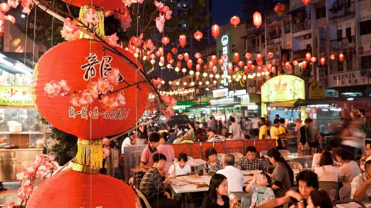 有许多餐馆的 Jalan Alor 美食街